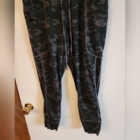Fabletics Joggers Pants - Picture 4 of 9